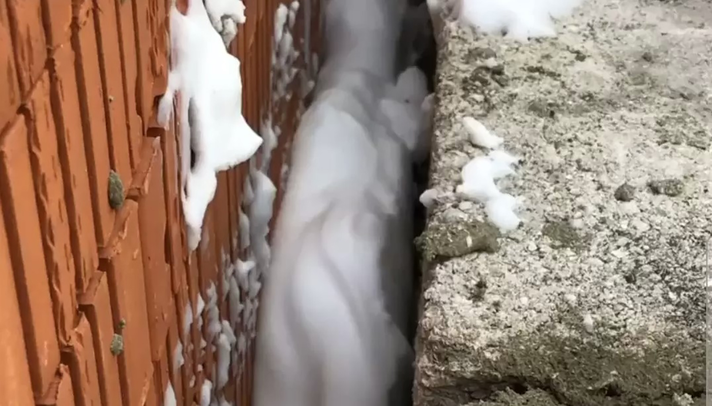 Утепление пеной между стен